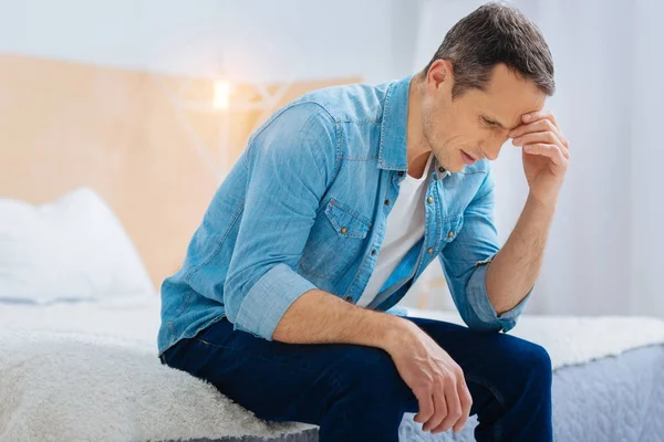 Hombre cansado siendo profundo en pensamientos —  Fotos de Stock