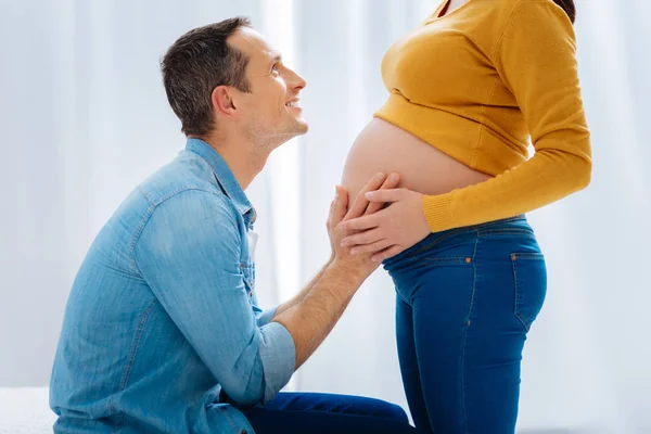 Positivo encantado casal passar tempo juntos — Fotografia de Stock