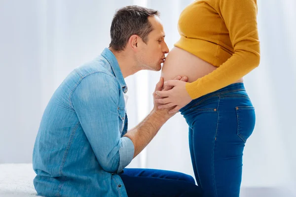 Feliz masculino pessoa beijar bebê barriga — Fotografia de Stock