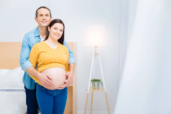 Positivo encantado casal posando na câmera — Fotografia de Stock