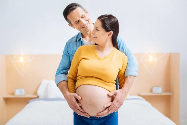 Positivo encantado mulher sorrindo para seu homem — Fotografia de Stock