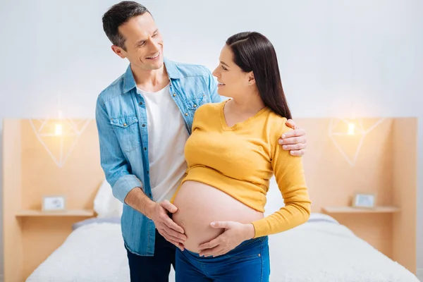 Felice persona maschile guardando la sua donna incinta — Foto Stock