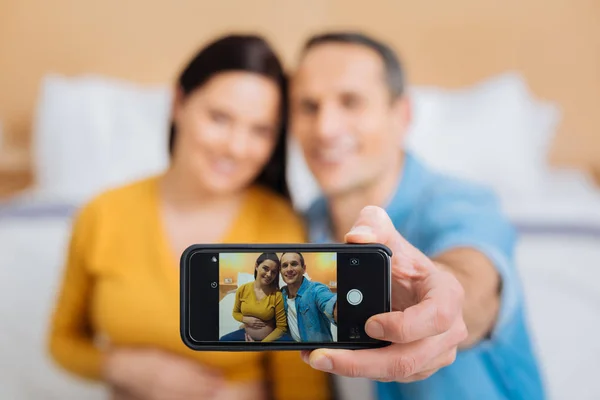 Närbild av manlig hand som håller telefon — Stockfoto