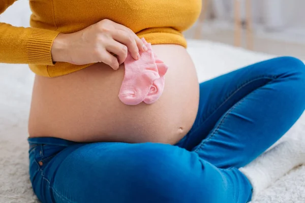 Junge Schwangerschaft wartet auf ihr kleines Mädchen — Stockfoto