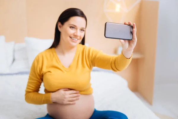 Photo concentrée sur la main féminine qui tient le téléphone — Photo