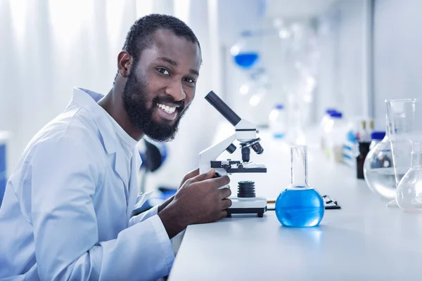 Cientista bonito alegre olhando para você — Fotografia de Stock