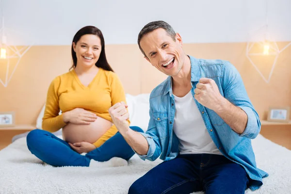 Morena feliz homem mostrando seus punhos — Fotografia de Stock