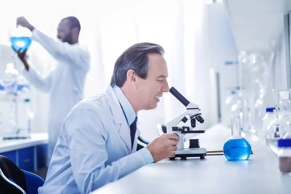 Feliz buen científico disfrutando de su trabajo — Foto de Stock