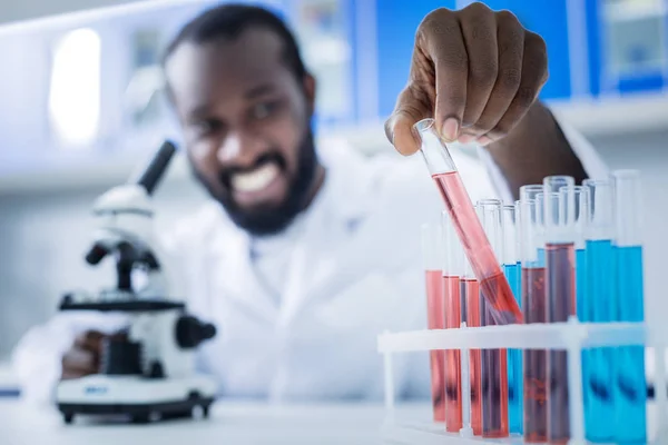 Cientista inteligente feliz fazendo uma análise — Fotografia de Stock