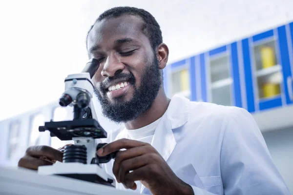 Ευτυχισμένος άνθρωπος θετική εξέταση στο μικροσκόπιο — Φωτογραφία Αρχείου