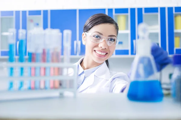 Bella donna felice che lavora nel laboratorio chimico — Foto Stock