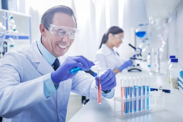 Feliz hombre inteligente trabajando en el laboratorio químico — Foto de Stock