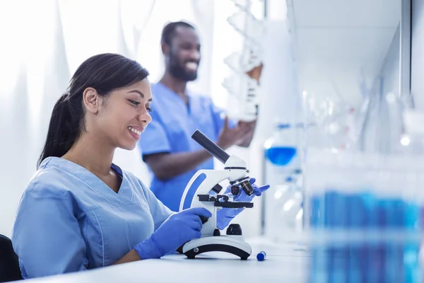 Agradable mujer feliz disfrutando de su trabajo — Foto de Stock