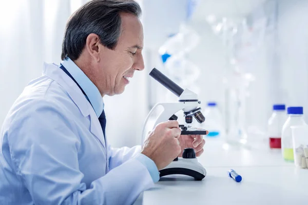 Feliz hombre alegre disfrutando de su trabajo — Foto de Stock