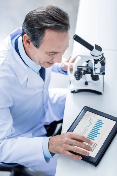 Smart professional scientist using a tablet — Stock Photo, Image