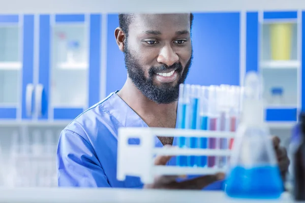 Agradable hombre guapo siendo un asistente de laboratorio — Foto de Stock