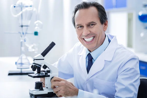 Happy professional biologist working in the lab — Stock Photo, Image