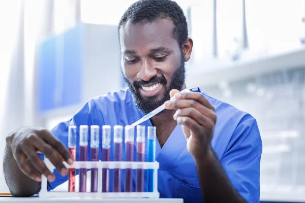 Gelukkig vrolijke scheikundige doen een analyse — Stockfoto