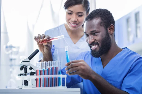 Cientista positivo feliz trabalhando em par — Fotografia de Stock