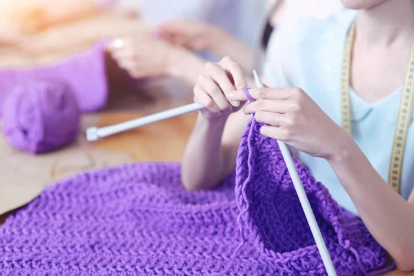 美しく才能のある女性の手に編み物 — ストック写真