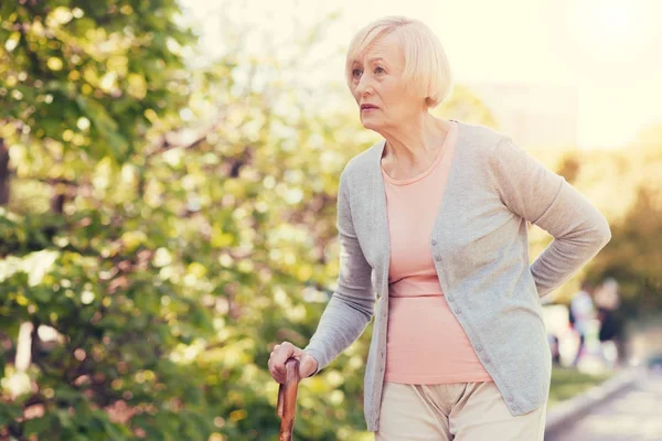 Angenehme ältere Frau hält sich zurück — Stockfoto