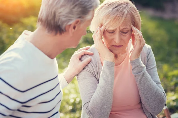 두통에서 고통을 슬픈 노인 여성 — 스톡 사진