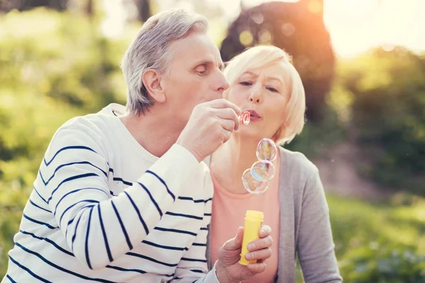 Üst düzey yakışıklı sabun köpüğü üfleme