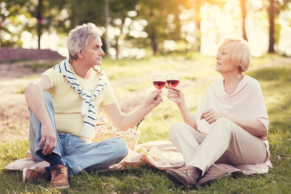 Задоволена літня пара п'є вино — стокове фото