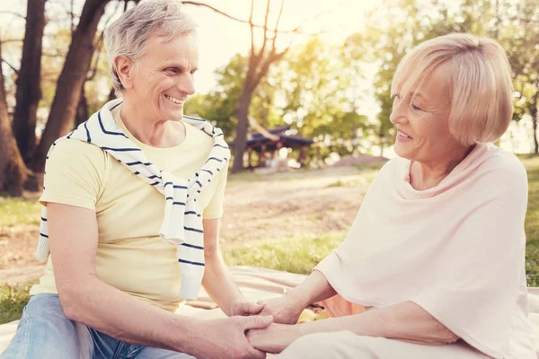 Encantada pareja de ancianos cogidos de la mano — Foto de Stock