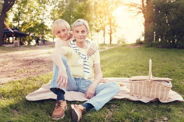 Alegre pareja de ancianos disfrutando de su picnic —  Fotos de Stock