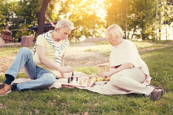 Satranç oynayan güzel akıllı insanlar