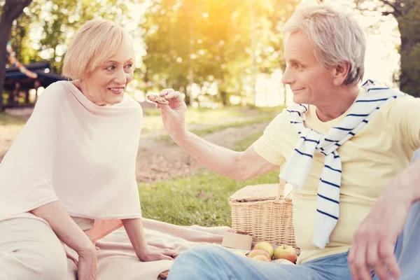 Bir çerez holding olumlu neşeli adam