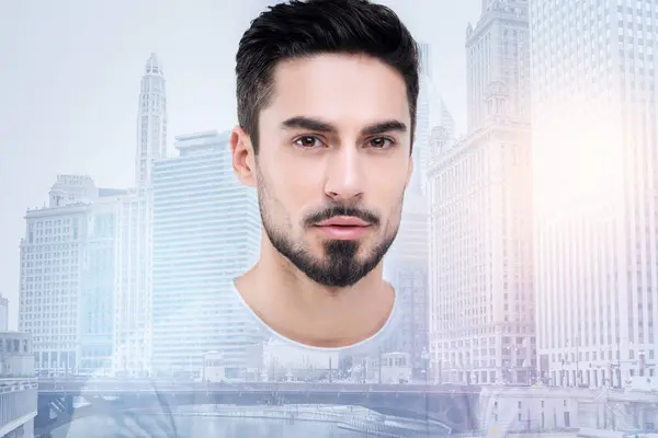 Yakışıklı esmer doğruca kameraya bakıyor