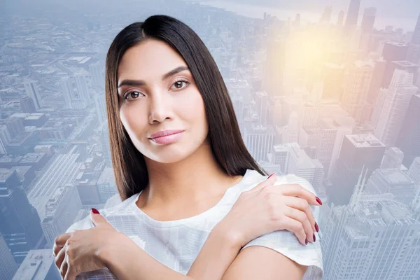 Kameraya bakan neşeli esmer kız.