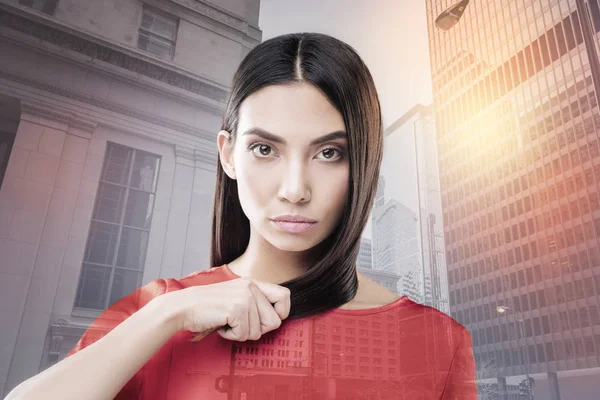 Duygularını gösterilen özenli esmer kadın