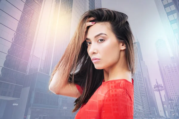 Genç model kameraya poz konsantre