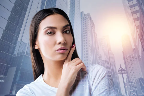 Tek başına duran ve baktılar seyir sakin güzel kadın