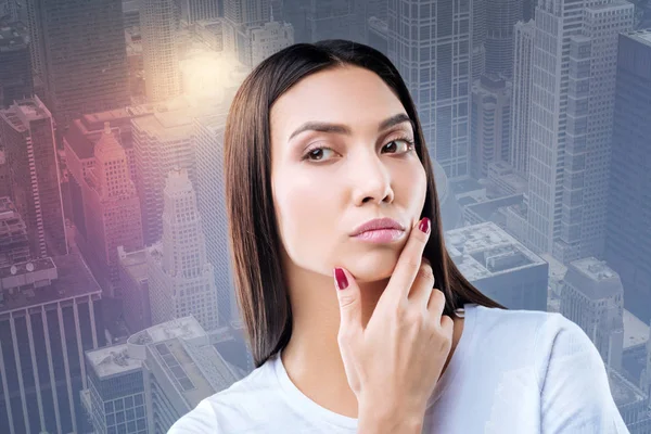 Düşünceli duran güzel yetenekli oyuncu