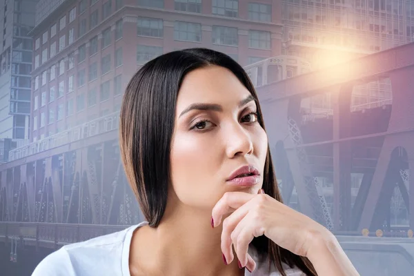 Onun tren istasyonunda bekleyen sakin hoş kadın