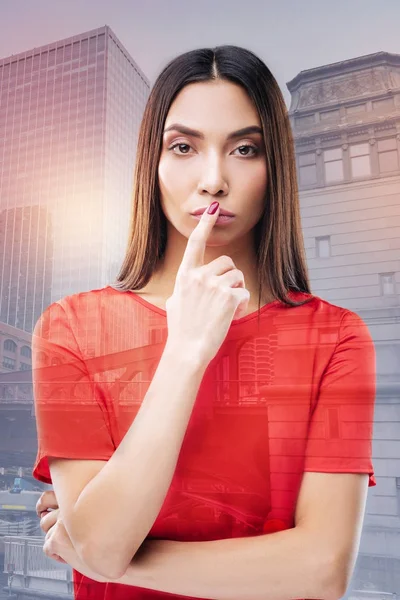 İş yerinde olurken genç Yöneticisi görünümlü talep akıllı