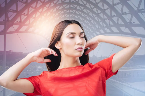 Gözlerini kapatma ve saçlarını dokunmadan mantıklı duygusal kadın