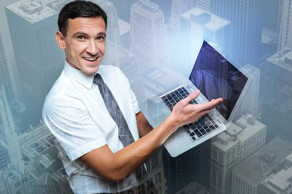 Radosny pozytywny człowiek trzyma laptopa — Zdjęcie stockowe