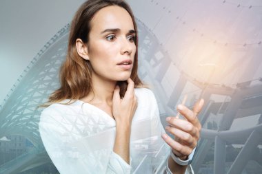 Hoş genç kadın onun smartphone vasıl arıyor