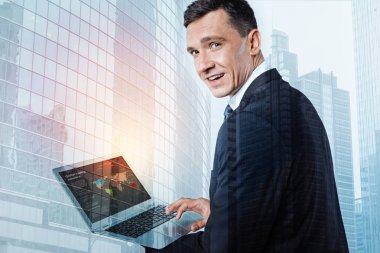 Bir netbook kullanarak güzel profesyonel iş adamı