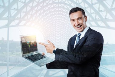 Dünya Haritası işaret mutlu neşeli işadamı