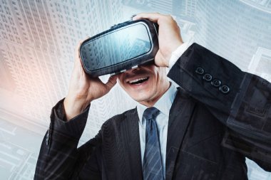 3D gözlük kullanan neşeli neşeli adam