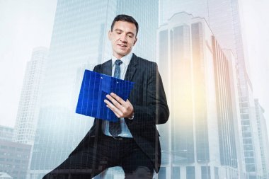 İşinin başında olacağına akıllı zor çalışma iş adamı