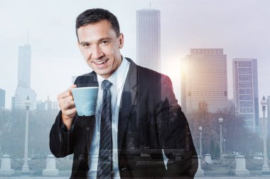 Çayını zevk memnun olumlu iş adamı