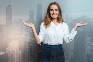 Bir proje sunan çekici güzel kadın