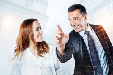 Bir uzmana dinleme memnun gülümseyen müşteri